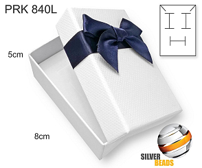 Krabička na šperky. Materiál papír . Ozn. PRK 840L. Velikost 5x8cm. Barva BÍLÁ s Tm. modrou mašlí.
