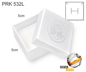 Krabička na šperky. Materiál papír+mašle . Ozn. PRK 532L. Velikost 5x5cm. Barva Bílá s symbolem křtu.