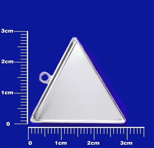 Trojúhelník na ŠPERKY s očkem vel.28mm výška hrany 1,5mm. Barva stříbrná. 