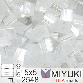 Korálky MIYUKI tvar TILA BEADS velikost 5x5mm. Barva TL-2548 Crystal Silk Satin. Balení 5g.