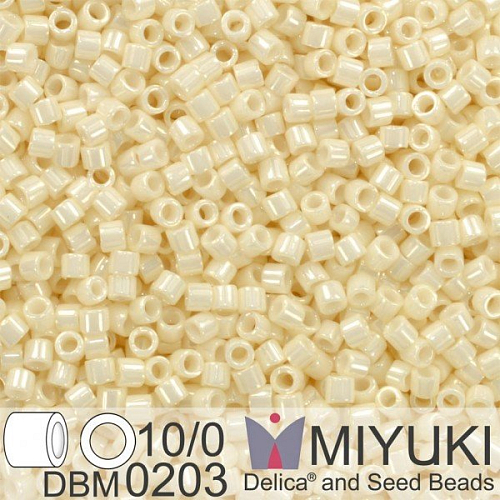 Korálky Miyuki Delica 10/0. Barva Cream Ceylon DBM0203. Balení 5g.