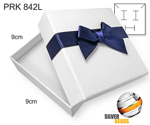 Krabička na šperky. Materiál papír . Ozn. PRK 842L. Velikost 9x9cm. Barva BÍLÁ s Tm. modrou mašlí.
