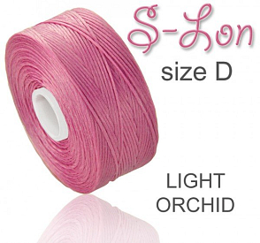 SUPERLON zkráceně S-LON pevná korálková nit. Barva LIGHT ORCHID. Síla nitě D. Balení cca 71m na cívce