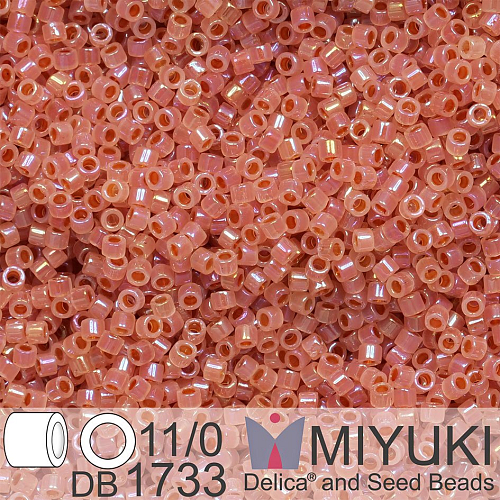 Korálky Miyuki Delica 11/0. Barva Dark Peach Lined Opal AB DB1733. Balení 5g.