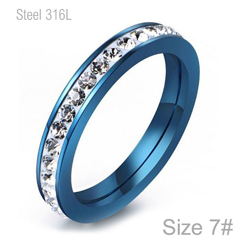 Prsten z chirurgické ocele v barvě METALIC BLUE P 233 s krystalovými kamínky po celém obvodě o velikosti 7