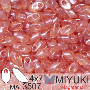 Korálky MIYUKI tvar Long MAGATAMA velikost 4x7mm. Barva LMA-3507 Transparent Peach Luster. Balení 5g.