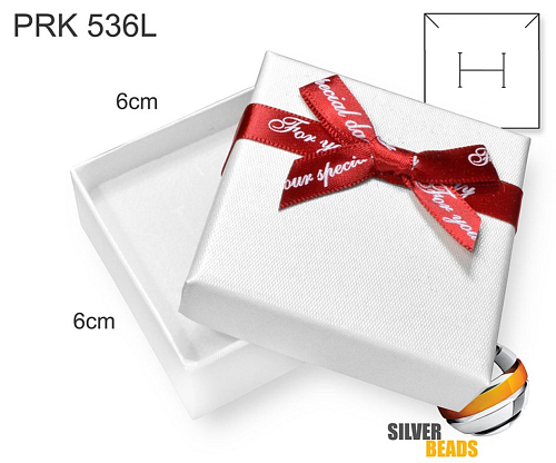 Krabička na šperky. Materiál papír+mašle . Ozn. PRK 536L. Velikost 6x6cm. Barva Bílá s červenou stuhou
