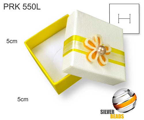 Krabička na šperky. Materiál papír+mašle . Ozn. PRK 550L. Velikost 5x5cm. Barva Bílo-Žlutá s plstěnou kytičkou.